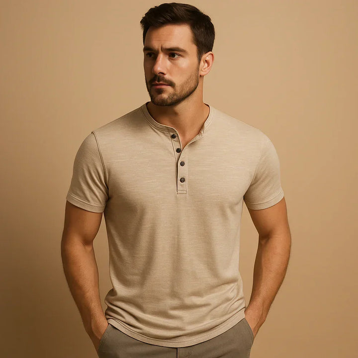 Komfortowy męski T-shirt Henley z guzikami i krótkim rękawem. Doskonały na wiosnę i lato, uniwersalna odzież męska.