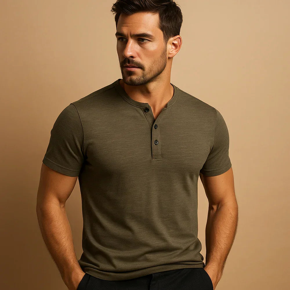 Dopasowany męski T-shirt Henley z trzema guzikami i krótkim rękawem. Stylowa koszulka męska, idealna na co dzień.