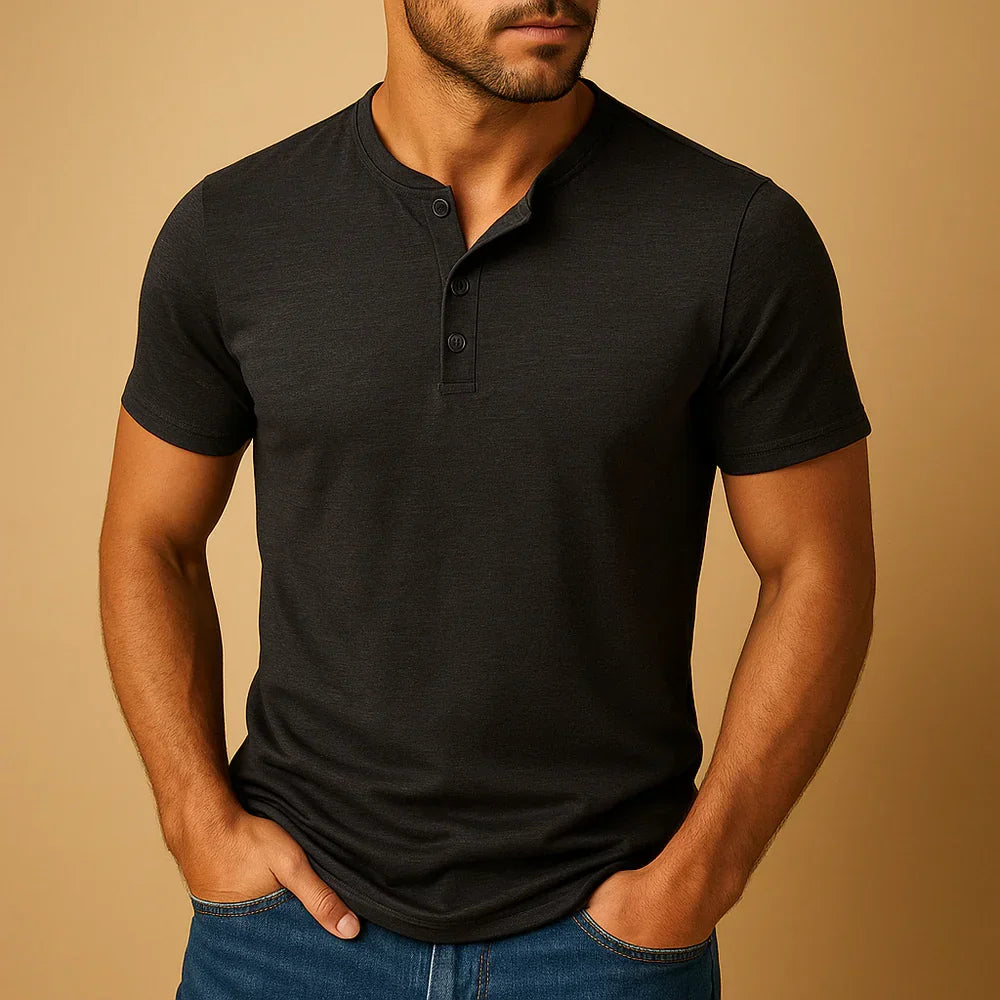 Uniwersalny męski T-shirt Henley z krótkim rękawem, guzikami. Modna odzież męska na wiosnę i lato, casualowy look.