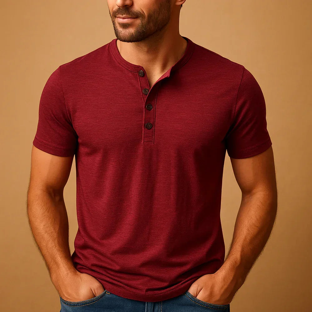 Klasyczny męski T-shirt Henley, krótki rękaw, plisa z guzikami. Niezbędny element casualowej garderoby męskiej.