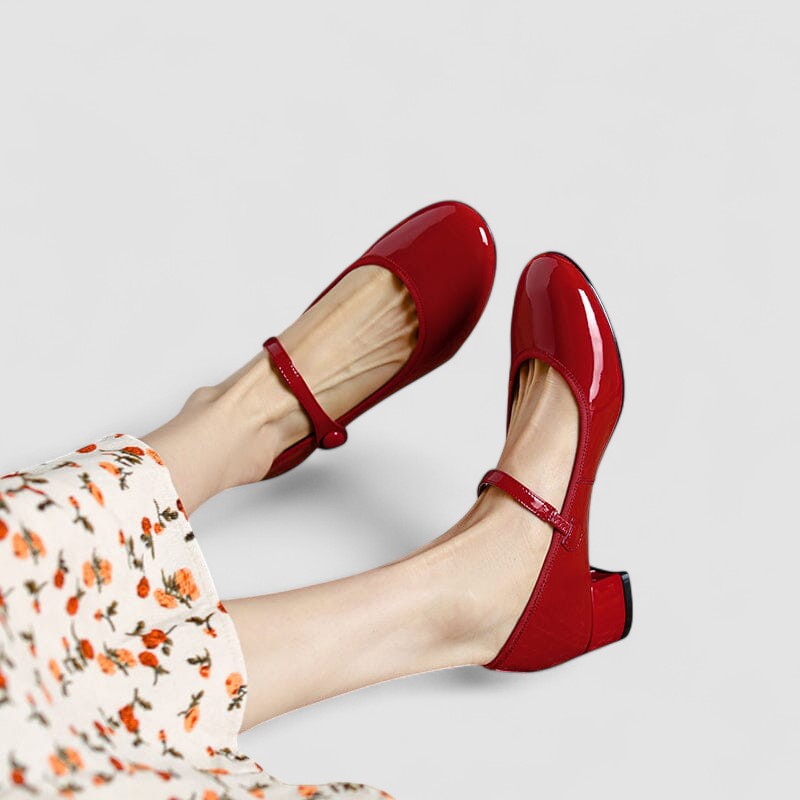 Damskie lakierowane czarne buty Mary Jane z połyskiem, idealne do eleganckich stylizacji retro.