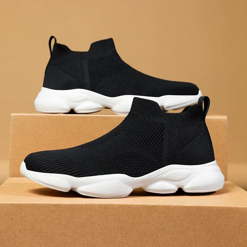Czarne męskie sneakersy za kostkę, sznurowane, z miejskim stylem, idealne na co dzień.