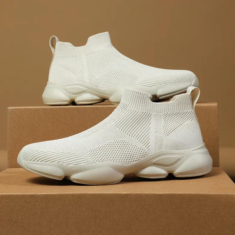 Beżowe wysokie sneakersy męskie, casualowe, w stylu streetwear, nowoczesny design.