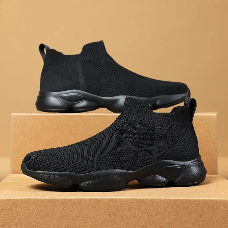 Czarne sneakersy męskie, wysokie, casualowe, sznurowane, niezastąpione w miejskiej modzie.