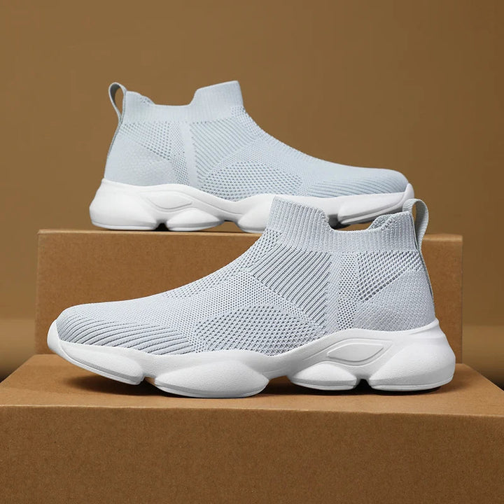 Czarne i białe męskie sneakersy wysokie, sznurowane, doskonałe do miejskich stylizacji.