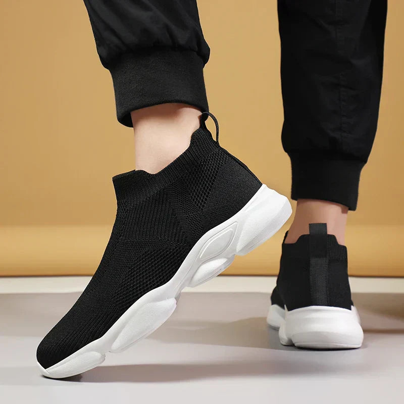 Nowoczesne męskie sneakersy za kostkę, czarne, łączące wygodę ze stylem streetwear.