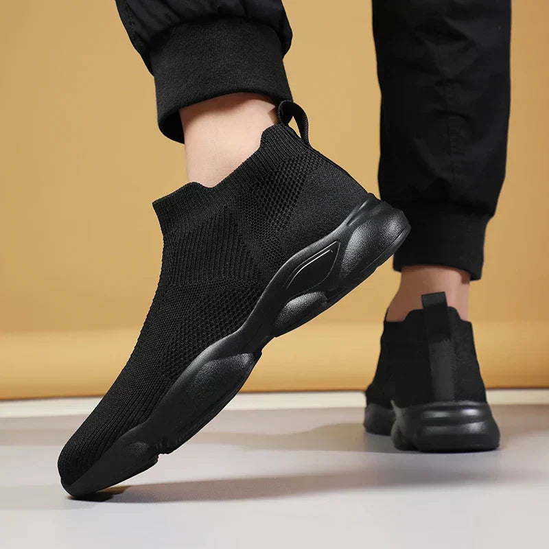 Wygodne męskie sneakersy sportowe, sznurowane, do kostki, w eleganckim beżowym kolorze.