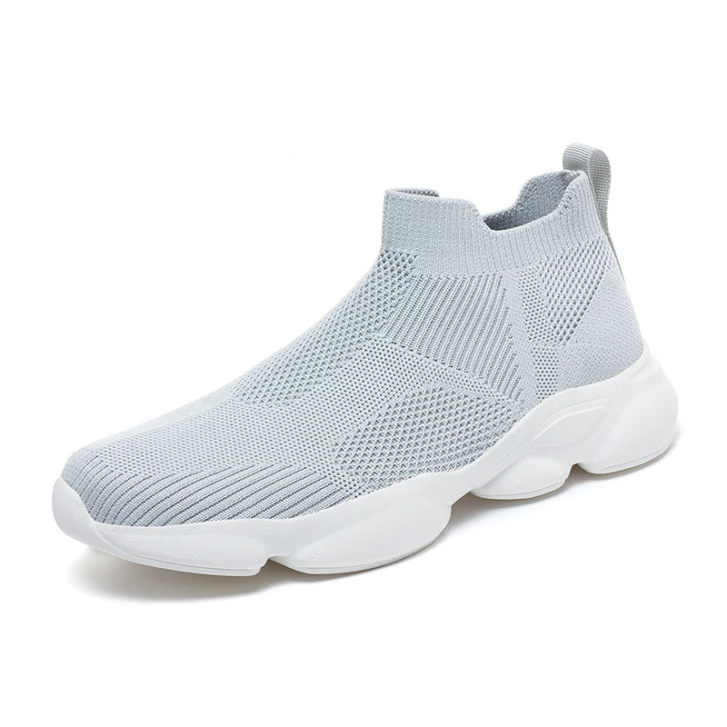 Streetwearowe sneakersy męskie, za kostkę, czarne, sznurowane, z grubą podeszwą.