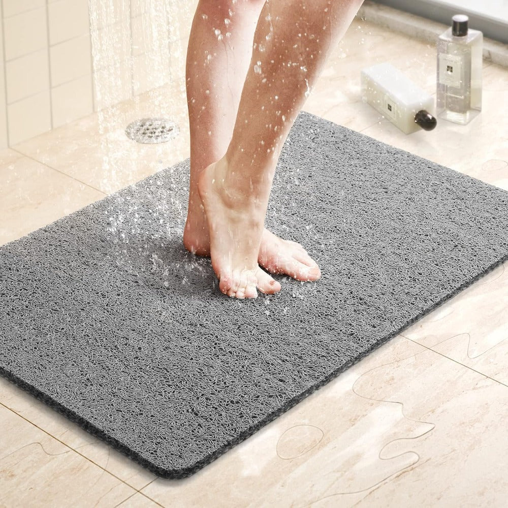 Ażurowa mata antypoślizgowa do wanny, zapewniająca higienę i stabilność podczas kąpieli w spa.