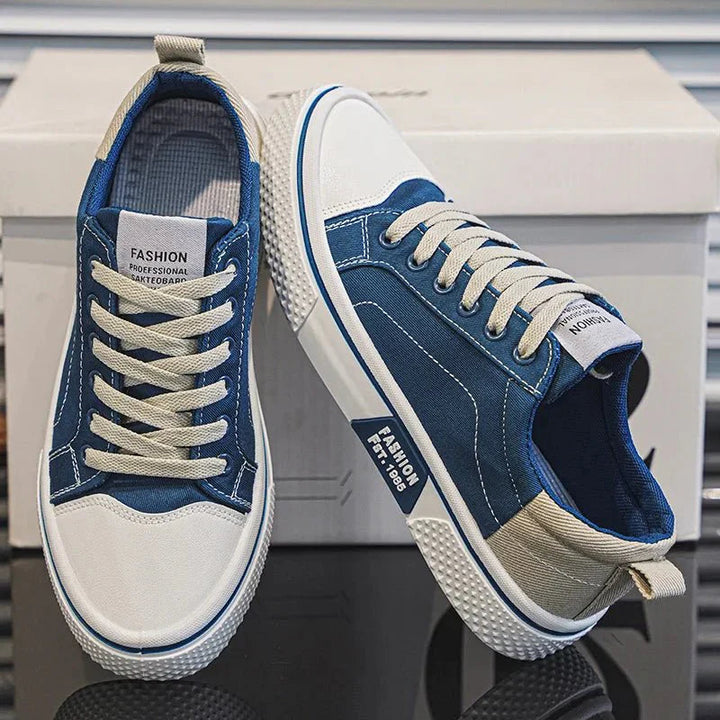 Beżowe męskie sneakersy sznurowane, klasyczne i wygodne obuwie codzienne. Niska cholewka.