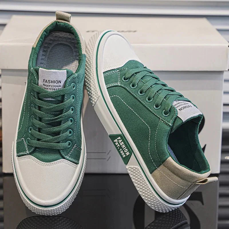 Granatowe męskie sneakersy klasyczne sznurowane. Wygodne obuwie codzienne z niską cholewką.