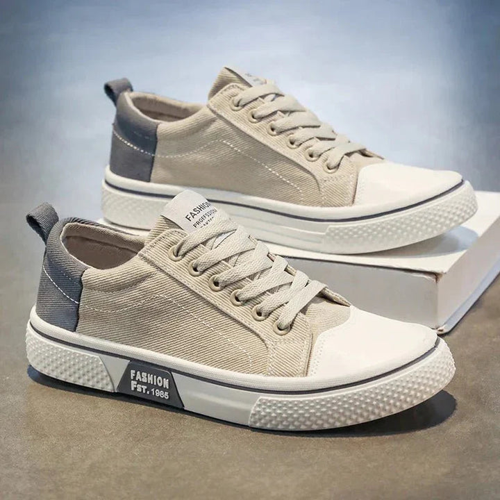 Klasyczne męskie sneakersy sznurowane, casualowy styl. Obuwie na co dzień z niską cholewką.