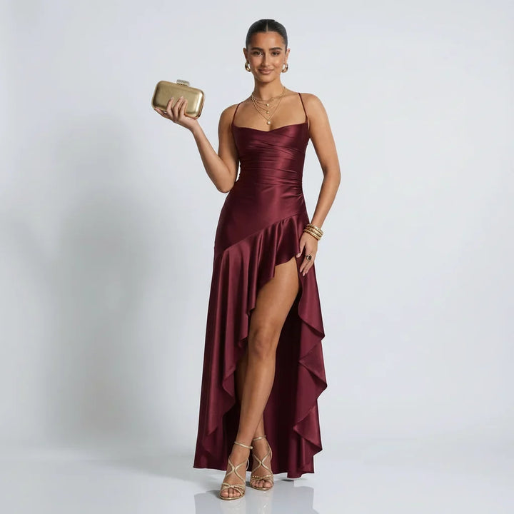 Elegancka sukienka wieczorowa maxi z asymetrycznym rąbkiem, perfekcyjna na uroczystości.