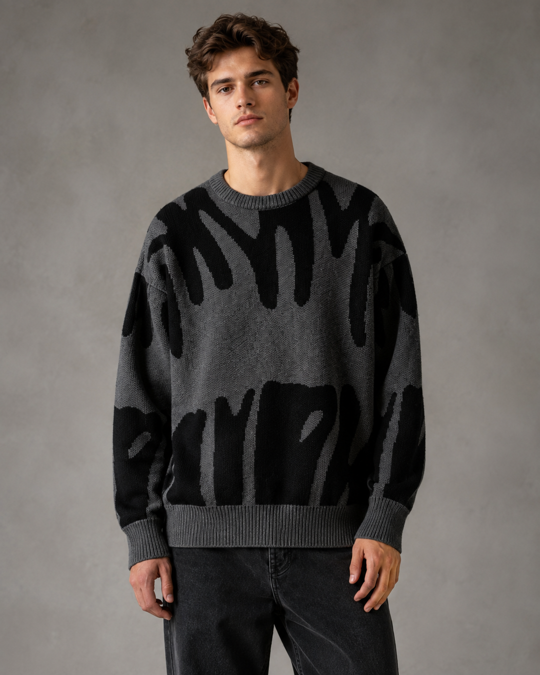 Komfortowy sweter męski z abstrakcyjnym wzorem, luźny krój, odzież męska casual na jesień.