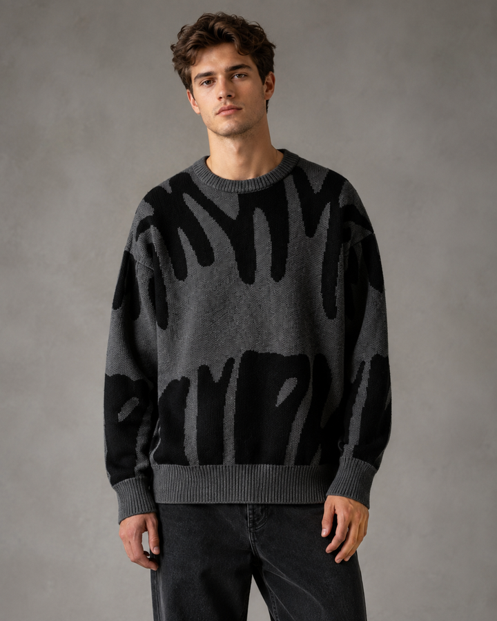 Komfortowy sweter męski z abstrakcyjnym wzorem, luźny krój, odzież męska casual na jesień.