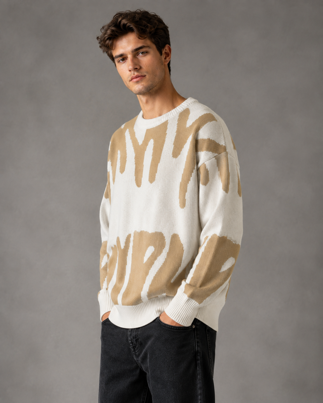 Modny męski sweter z abstrakcyjnym wzorem, luźny krój, must-have na jesień/zimę w stylu casual.