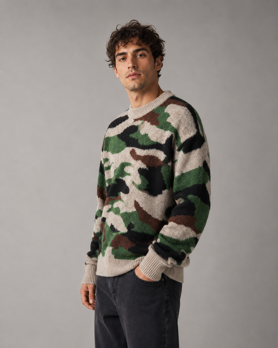 Męski sweter moro z luźnym krojem, idealny do streetwearu. Wygodna moda męska na jesień i zimę.