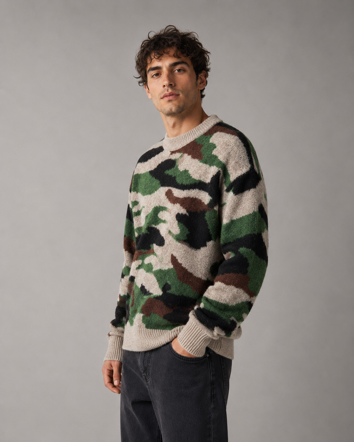 Męski sweter moro z luźnym krojem, idealny do streetwearu. Wygodna moda męska na jesień i zimę.