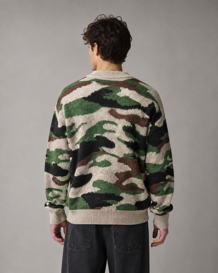 Sweter męski w modny wzór kamuflażowy. Luźny krój, okrągły dekolt. Casualowy styl.