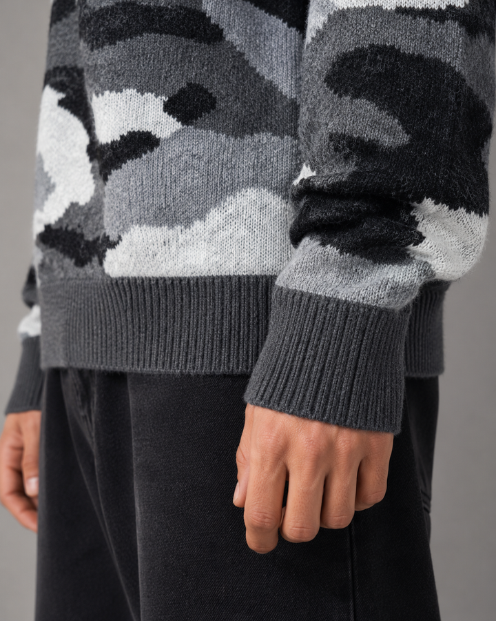 Stylowy męski sweter moro, luźny krój, doskonały do codziennych stylizacji. Streetwearowy look.