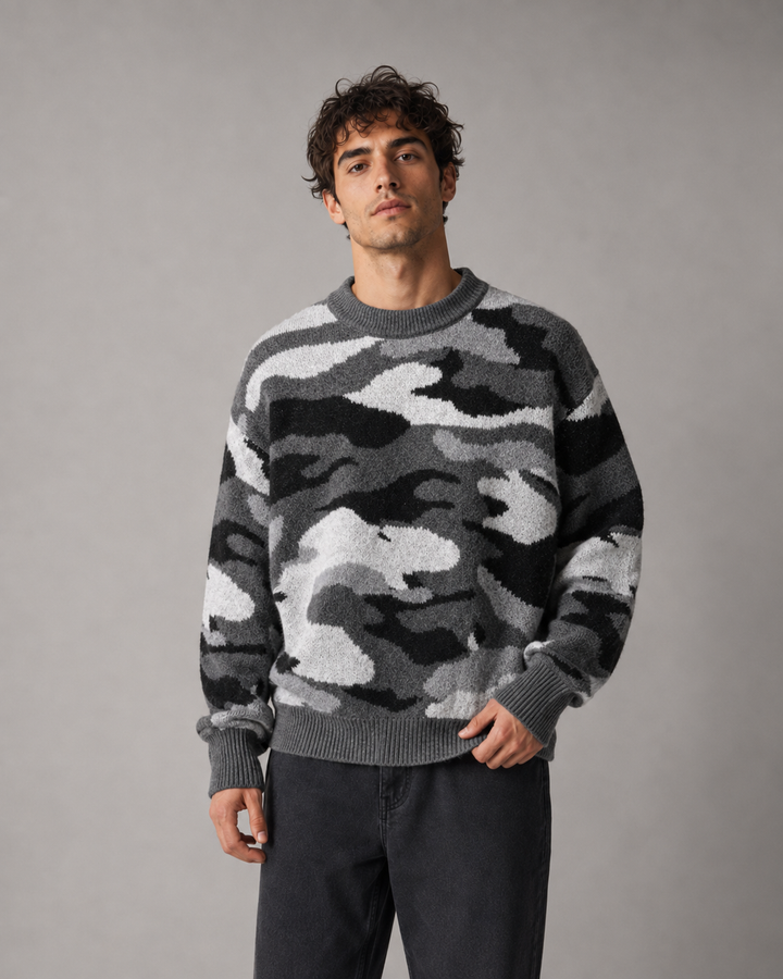 Sweter męski moro w stylu casual. Luźny krój, wzór kamuflażowy, okrągły dekolt.