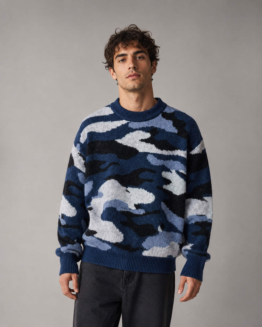 Modny sweter męski, wzór moro, luźny fason. Idealny na jesienne i zimowe dni. Streetwear.