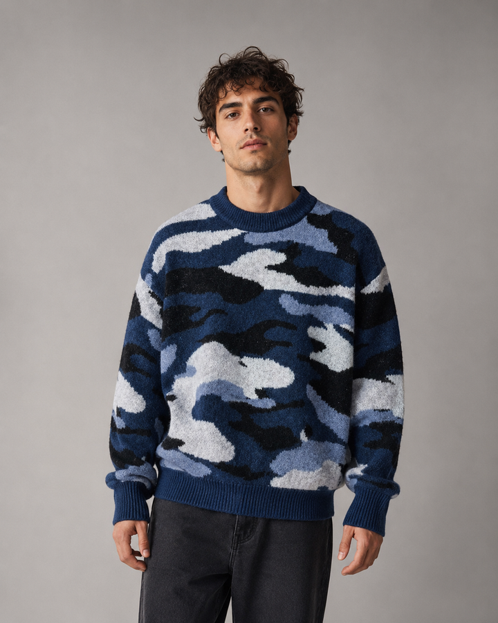 Modny sweter męski, wzór moro, luźny fason. Idealny na jesienne i zimowe dni. Streetwear.