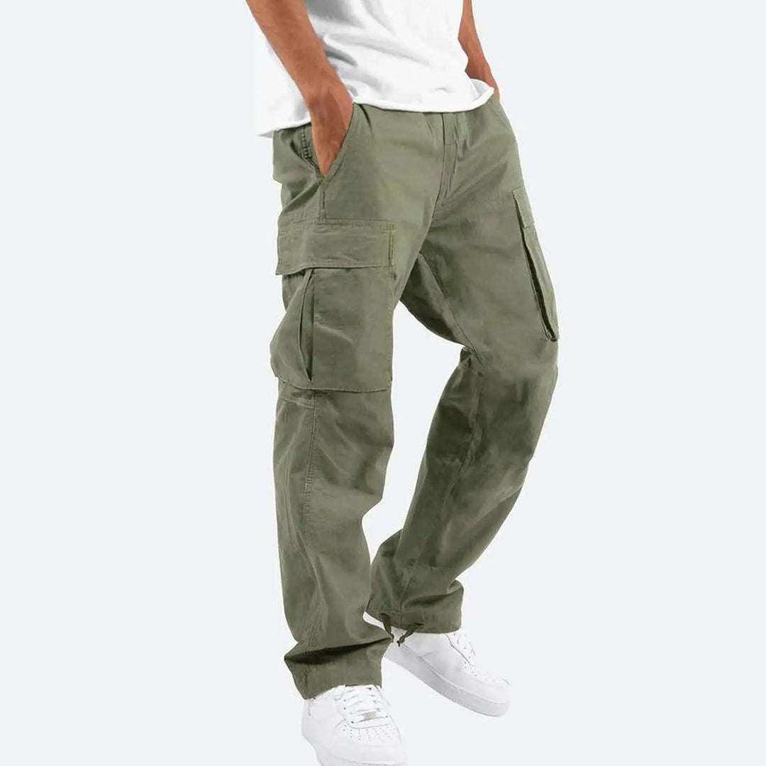 Nowoczesne spodnie cargo męskie, luźny krój, wygoda i modny look. Idealne na streetwear i casualowe stylizacje.