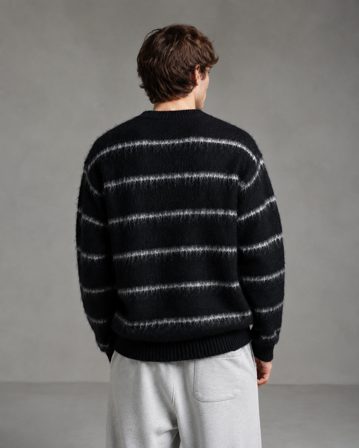 Stylowy męski sweter w paski z komfortowego materiału. Doskonały do stylizacji streetwear, modny wybór na chłodne dni.