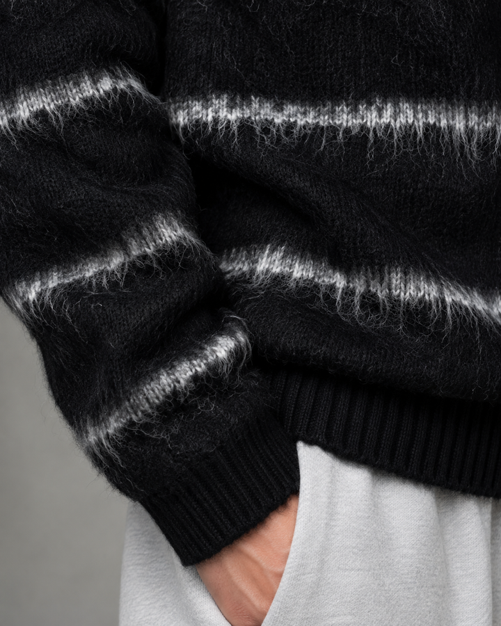 Męski sweter w paski w klasycznym stylu, podkreślający modę męską. Uniwersalny i komfortowy, świetny na co dzień.