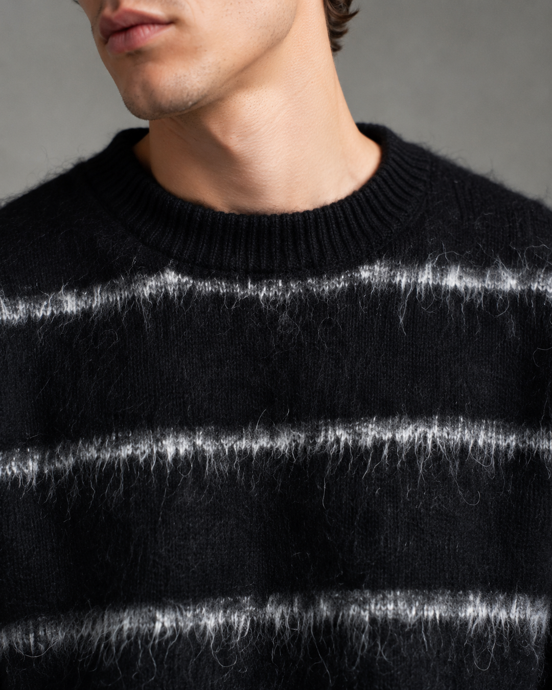Luźny męski sweter w paski, must-have w streetwear. Zapewnia styl i komfort na jesień oraz zimę. Moda męska na co dzień.