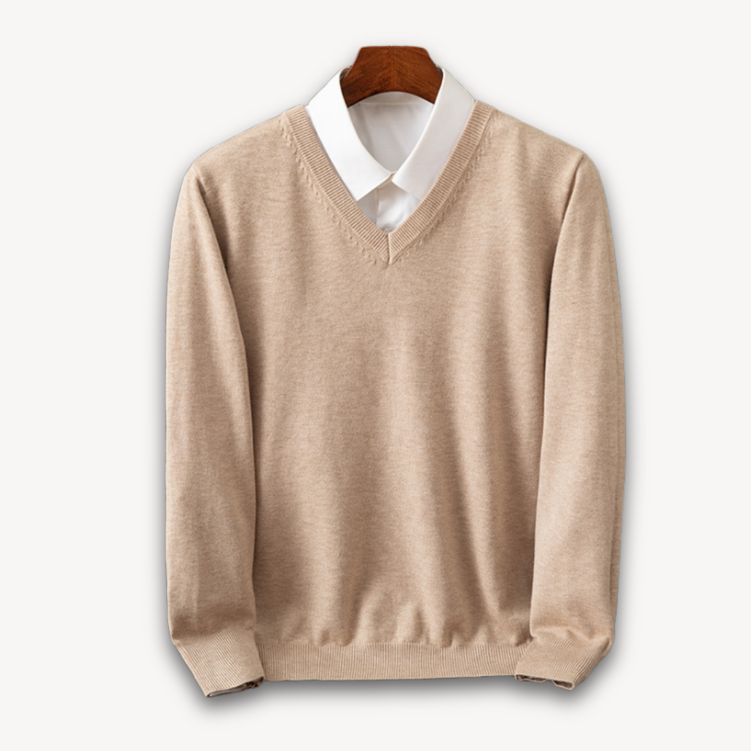 Ponadczasowy męski sweter z dekoltem V, klasyczny design, na każdą okazję.
