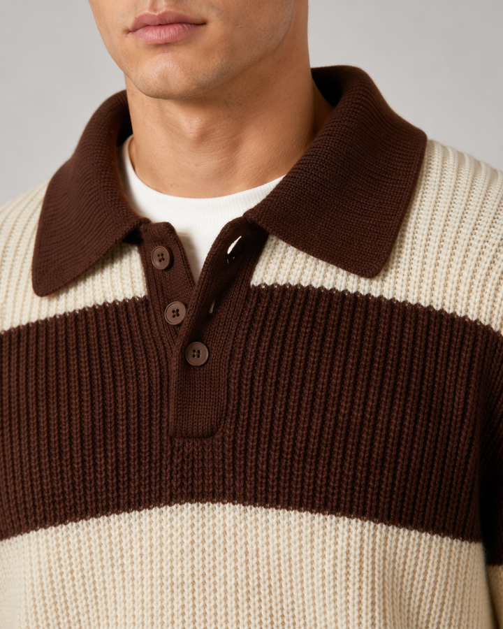 Wygodny męski sweter polo w paski, dzianinowy. Prążkowana faktura. Stylizacja casual na jesień/zimę.