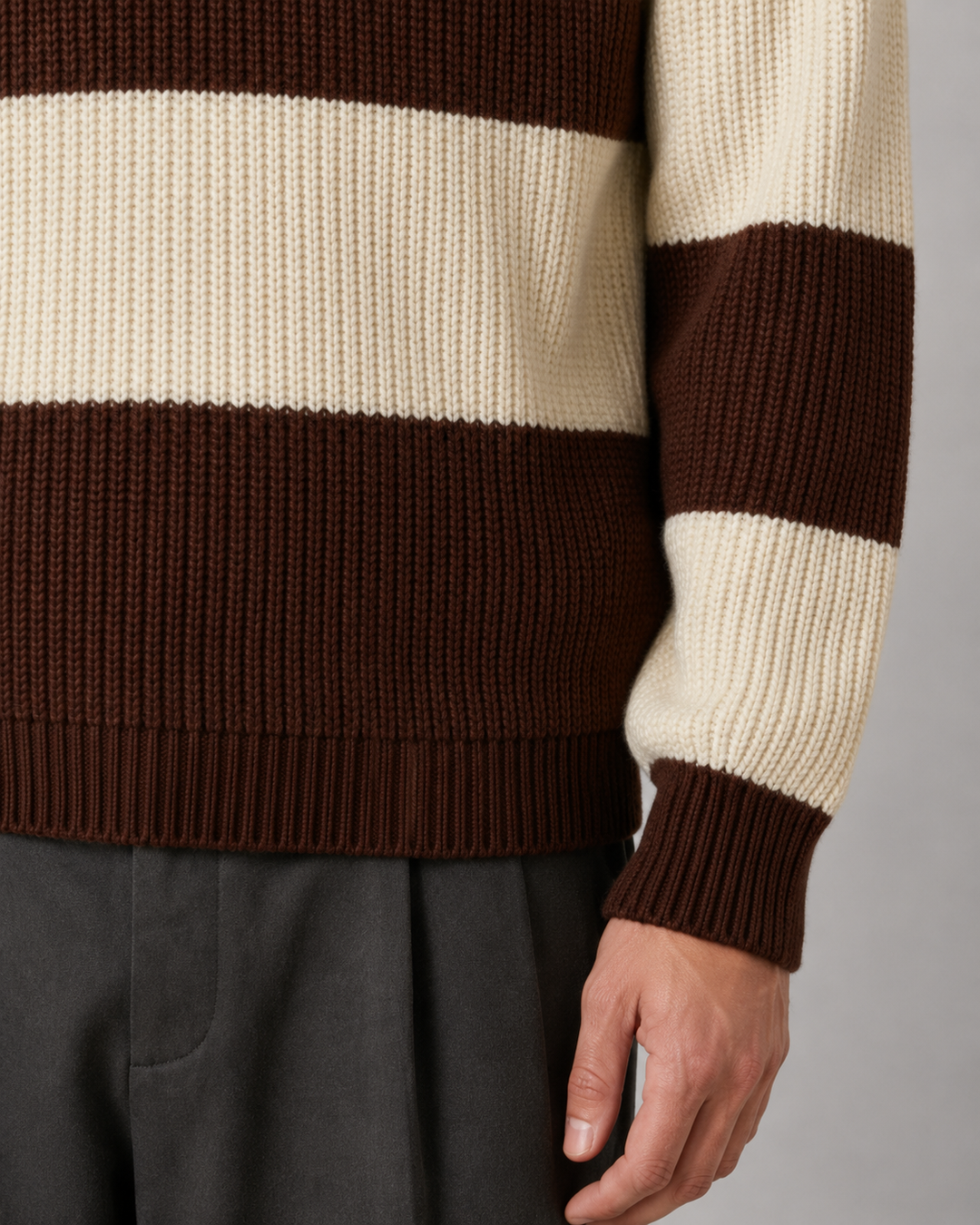 Męski sweter polo prążkowany w paski. Smart casual look, idealny do jesienno-zimowych stylizacji.