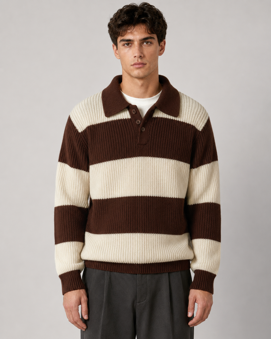 Męski prążkowany sweter polo w paski. Dzianinowy, wygodny styl casual. Idealny na jesień i zimę.