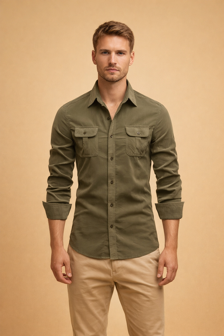 Elegancki męski top strukturalny z praktycznymi kieszeniami. Wygodne polo casual, idealne do mody męskiej.