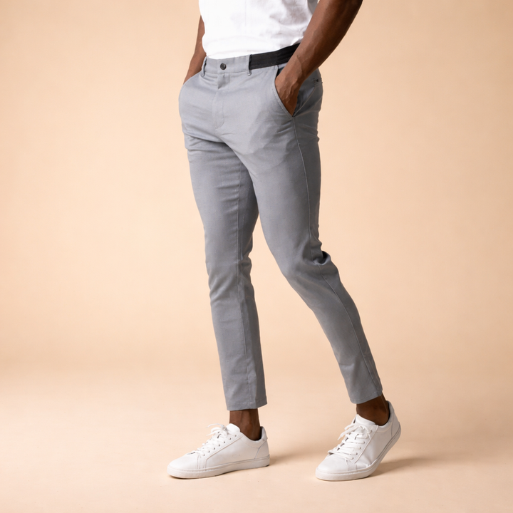 Spodnie męskie slim fit, z wysokiej jakości materiału. Wygodne, eleganckie, pasujące do codziennych i formalnych okazji.