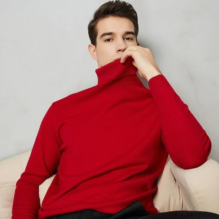Męski sweter golf z wysokim kołnierzem, dopasowany krój, podkreśla sylwetkę. Modny i komfortowy styl.