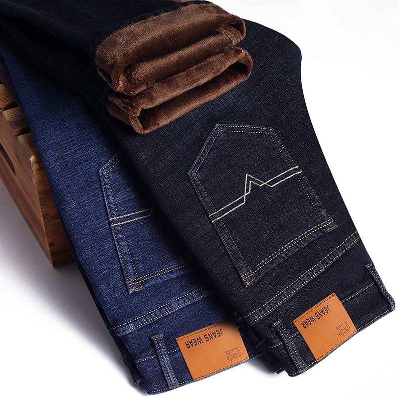 Zimowe jeansy męskie slim fit. Ocieplane spodnie granatowe dla ciepła i stylu w chłodne dni. Moda męska.