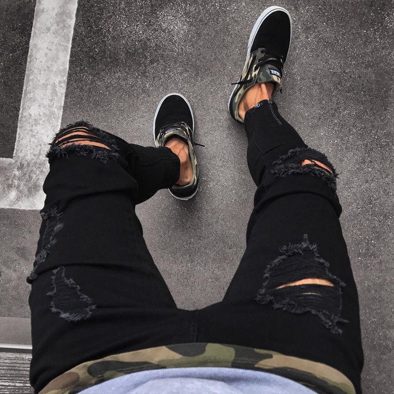 Modne czarne jeansy męskie slim fit z przetarciami. Idealne do stylizacji casual i miejskich.