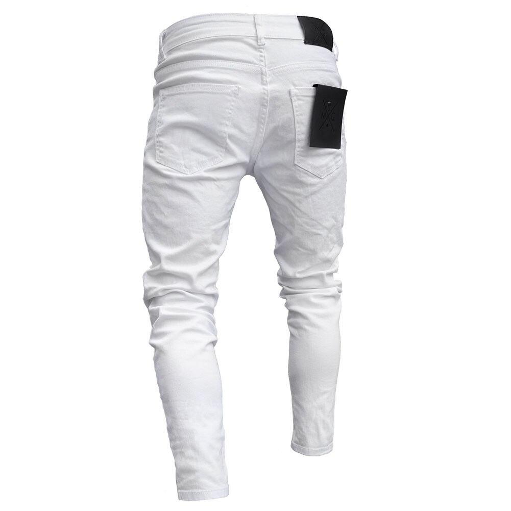 Męskie jeansy slim fit z przetarciami i stylowymi detalami. Odzież męska do miejskich casualowych stylizacji.