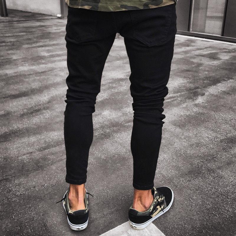 Męskie jeansy slim fit z przetarciami, w uniwersalnym czarnym kolorze. Wygodne spodnie w stylu miejskim.