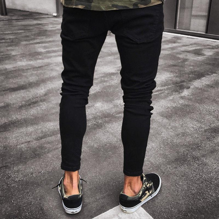 Męskie jeansy slim fit z przetarciami, w uniwersalnym czarnym kolorze. Wygodne spodnie w stylu miejskim.