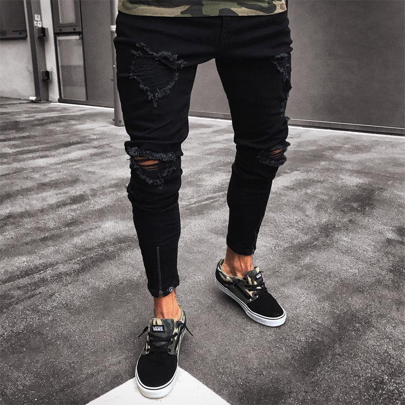 Czarne męskie jeansy slim fit z modnymi przetarciami, idealne do casualowych stylizacji miejskich.