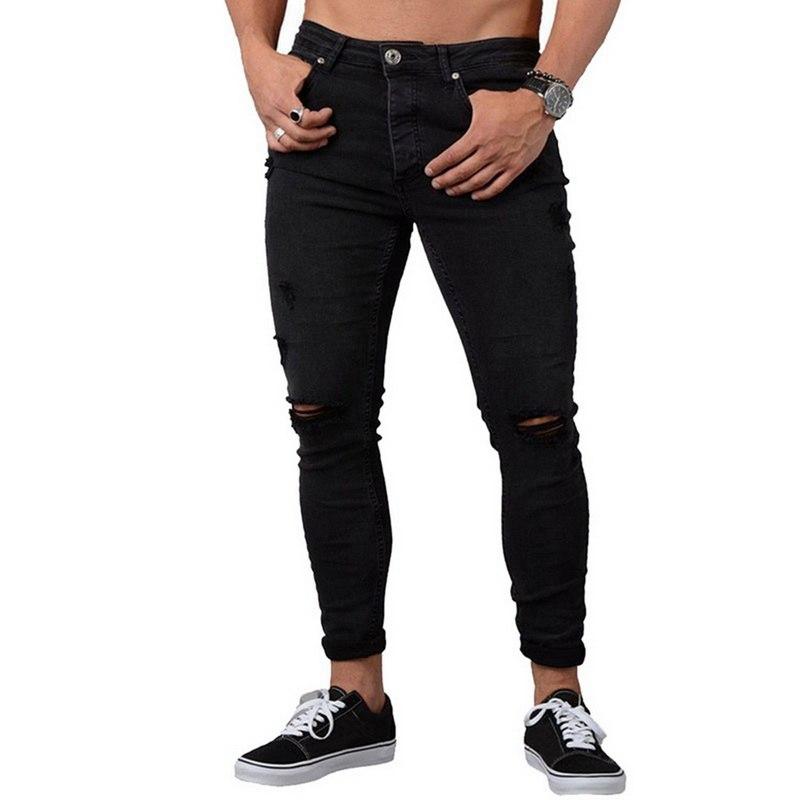 Męskie jeansy slim fit, widok na całej długości. Modne, wygodne spodnie męskie idealne do codziennych casualowych stylizacji.