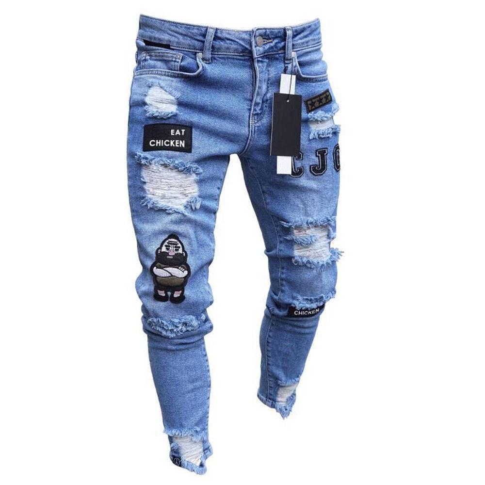 Czarne jeansy męskie slim fit z modnymi przetarciami i naszywkami. Wygodne spodnie o średnim stanie.