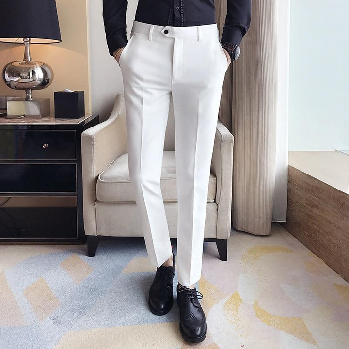 Męskie spodnie slim fit, materiałowe, klasyczne, idealne do eleganckich stylizacji codziennych.