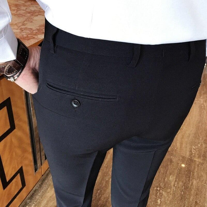 Klasyczne męskie spodnie materiałowe slim fit, uniwersalne do stylizacji business casual.