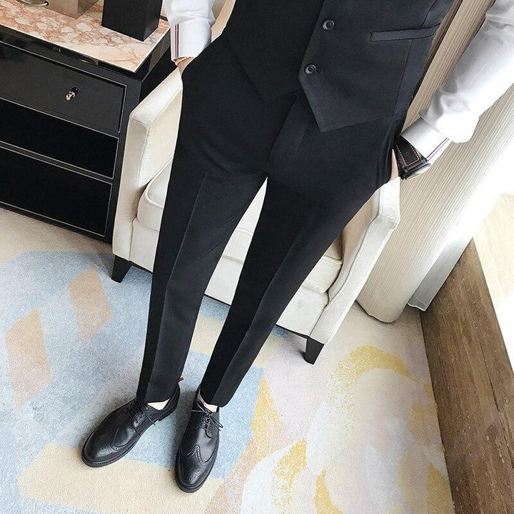 Męskie spodnie slim fit, materiałowe, idealne do biura i na co dzień, wygodne i eleganckie.
