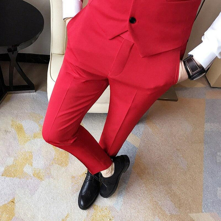 Eleganckie męskie spodnie slim fit, materiałowe, zapewniające stylowy wygląd w każdej sytuacji.